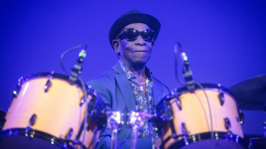 Tony Allen - legendarny perkusista, kompozytor i songwriter, współzałożyciel i wieloletni współpracownik orkiestry Fela Kutiego, wystąpił podczas 15. edycji Festiwalu Skrzyżowanie Kultur w Warszawie w 2019 r. (pkus) PAP/Andrzej Lange.