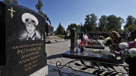 Grób jednego z marynarzy, którzy zginęli w wyniku zatonięcia okrętu podwodnego "Kursk", fot. EPA/PAP