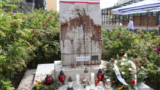 Zdewastowana tablica poświęcona ofiarom rzezi Woli przy stacji metra Płocka w Warszawie.  PAP/Rafał Guz