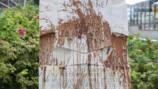 Zdewastowana tablica Tchorka poświęcona ofiarom rzezi Woli przy stacji metra Płocka w Warszawie. Monument znajduje się na terenie dawnej fabryki Ursusa na warszawskiej Woli, gdzie w pierwszych dniach sierpnia 1944 r. rozstrzelano ok. 7 tys. osób. Policja poszukuje sprawców. PAP/Rafał Guz