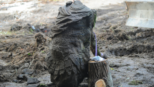 Odnalezione fragmenty zaginionego pomnika króla Prus, Fryderyka Wilhelma na prywatnej posesji w Koszalinie. Fot. PAP/P. Kowala