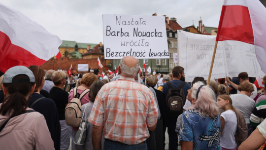 Uczestnicy protestu którego organizatorem jest Stowarzyszenie Katechetów Świeckich, na placu Zamkowym w Warszawie. Fot. PAP/A. Zawada
