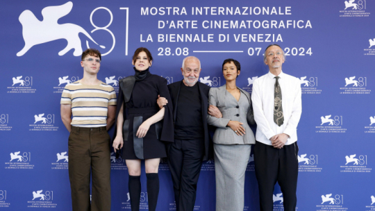 Członkowie jury Ricky D'Ambrose, Barbara Paz, Gianni Canova, Taylor Russell i Jacob Wong pozują do zdjęcia przed ceremonią otwarcia Festiwalu Filmowego w Wenecji.  PAP/EPA/Fabio Frustaci
