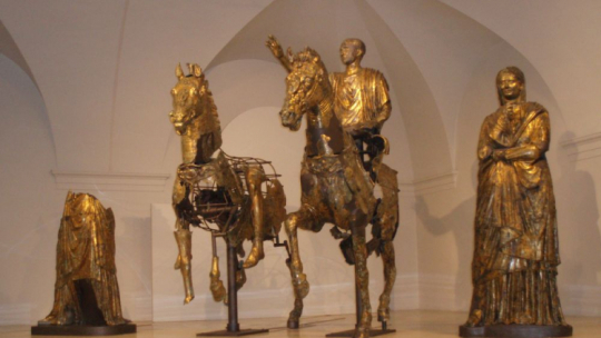 Rzeźby z Cartoceto w muzeum w miasteczku Pergola. Fot. Accurimbono. Źródło: Wikimedia Commons