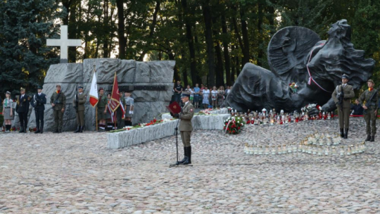 Obchody 80. rocznicy wybuchu powstania warszawskiego: Apel Pamięci podczas uroczystości przed pomnikiem "Polegli – Niepokonani” na Cmentarzu Powstańców Warszawy na Woli. Fot. PAP/A. Zawada