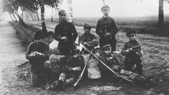 Grupa powstańców śląskich. Fot. Narodowe Archiwum Cyfrowe.