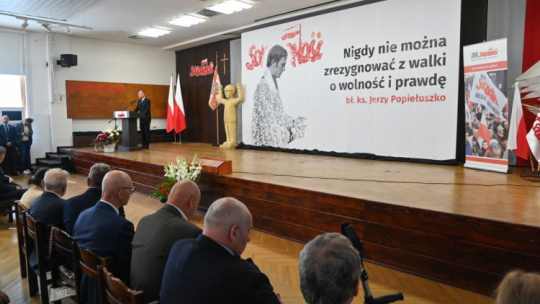 Prezydent RP Andrzej Duda (L) na uroczystym spotkaniu Zarządu Regionu Gdańskiego NSZZ „Solidarność” w Stoczni Gdańskiej w ramach obchodów 44. rocznicy podpisania Porozumień Sierpniowych i powstania NSZZ „Solidarność”. Fot. PAP/A. Jackowski