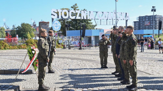 Wicepremier, minister obrony narodowej Władysław Kosiniak-Kamysz (2P) składa kwiaty przed Pomnikiem Poległych Stoczniowców. Gdańsk, 31.08.2024. Fot. PAP/A. Jackowski