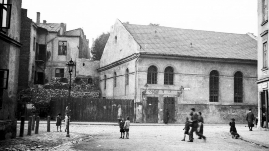 Synagoga Kupa na Kazimierzu przy ulicy Jonatana Warschauera w Krakowie. 1936 r. Fot. NAC