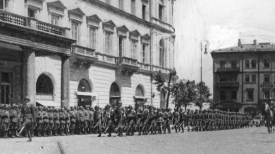 Uroczysta zmiana oddziałów Wehrmachtu przed dowództwem z okazji zawieszenia broni przez Francję.  Warszawa, czerwiec 1940 r. Fot. NAC