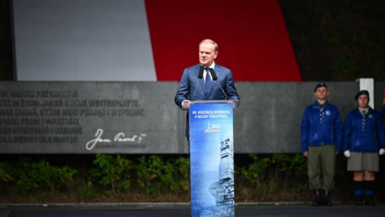 Premier Donald Tusk podczas uroczystych obchodów 85. rocznicy wybuchu II wojny światowej przed Pomnikiem Obrońców Wybrzeża na Westerplatte w Gdańsku. Fot. PAP/M. Gadomski