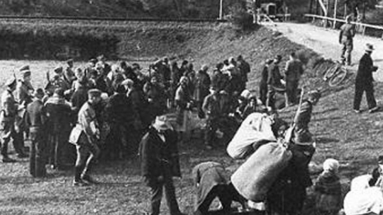 Polacy wysiedlani ze wsi Dolna Sól w 1940 r. w czasie Aktion Saybusch. Źródło: Wikimedia Commons