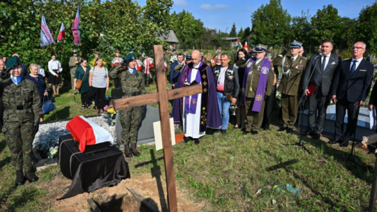 Wiceprezes IPN dr Krzysztof Szwagrzyk (P) na pogrzebie Napoleona Ciukszy ps. Waligóra w Powiewiórce. Fot. PAP/V. Doveiko