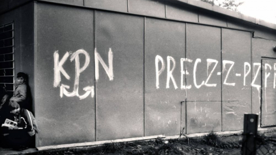 Napisy antypartyjne na sklepie. Kraków, początek lat 80. Fot. PAP/J. Ochoński