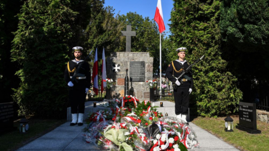 Uroczystości pogrzebowe nieznanego żołnierza Wojska Polskiego, poległego w obronie Kępy Oksywskiej, na cmentarzu parafialnym w Kosakowie. Fot. PAP/A. Jackowski