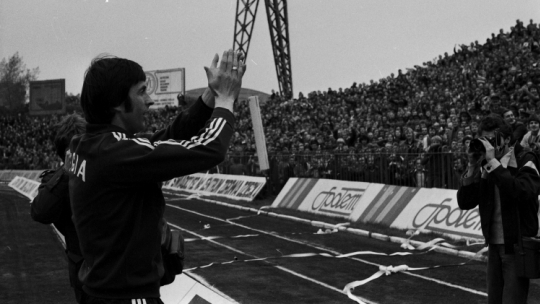 Warszawa, 18.09.1978. Towarzyski mecz Legia Warszawa - Manchester City na stadionie Wojska Polskiego przy ul. Łazienkowskiej. Pożegnanie Kazimierza Deyny , który pierwszą połowę meczu zagrał w barwach Legii a drugą w barwach swojego Manchesteru City. Fot. PAP/M. Kłoś.