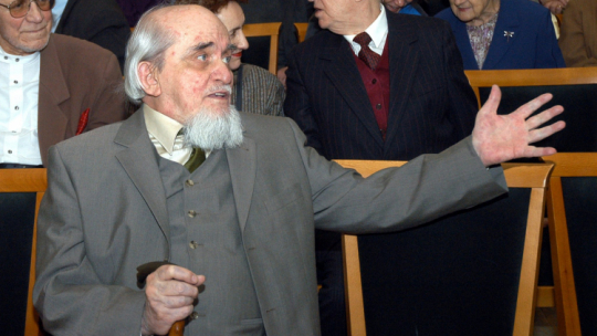 Wręczenie Nagrody Literackiej im. Władysława Reymonta 28 lutego 2006 r. W kategorii "Za twórczość całego życia" nagrodę otrzymał Jerzy Ficowski (na zdjęciu). Fot. PAP/S. Pulcyn 