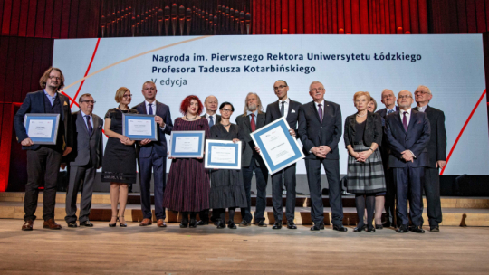 Nagrodzeni i kapituła Nagrody im. Pierwszego Rektora Uniwersytetu Łódzkiego prof. Tadeusza Kotarbińskiego podczas gali w 2019 r. Fot. PAP/G. Michałowski