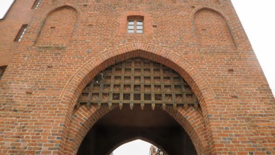 Gotycka Wysoka Brama (czyli historyczna Brama Górna) w Olsztynie. Fot. PAP/T. Waszczuk 