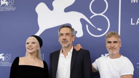 Amerykańska piosenkarka i aktorka Lady Gaga, reżyser Todd Phillips i aktor Joaquin Phoenix przed projekcją filmu „Joker: Folie a Deux” podczas 81. Międzynarodowego Festiwalu Filmowego w Wenecji. PAP/EPA/Fabio Frustaci