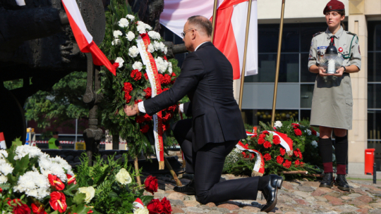 Prezydent Andrzej Duda podczas uroczystości upamiętniających 85. rocznicę agresji sowieckiej na Polskę przed Pomnikiem Poległym i Pomordowanym na Wschodzie na skwerze Matki Sybiraczki w Warszawie. PAP/Paweł Supernak