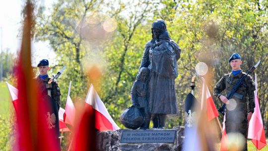 Uroczystości przed pomnikiem Matki Polki Sybiraczki na kieleckiej Kadzielni w ramach obchodów 85. rocznicy agresji sowieckiej na Polskę. Fot. PAP/P. Polak
