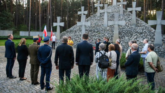 Uroczystości upamiętnienia 85. rocznicy napaści ZSRS na Polskę na Cmentarzu Wojennym w Kijowie-Bykowni. Fot. PAP/V. Musiienko