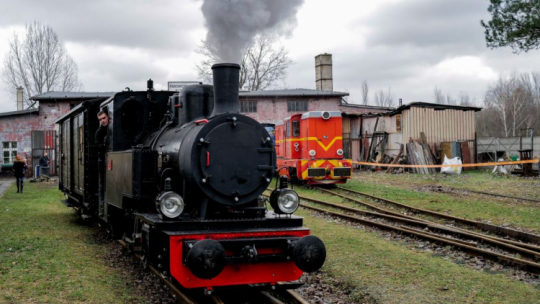 Odrestaurowany parowóz „Ryś” na terenie stacji i lokomotywowni Bytom Karb Wąskotorowy. 2021 r. Fot. PAP/A. Grygiel