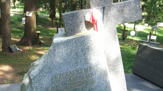 Pomnik upamiętniający ofiary represji narodowości polskiej na cmentarzu w Lewaszowie w Petersburgu. /Źródło: Wikipedia