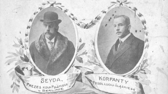 Grupa polskich posłów do parlamentu w Berlinie. Widoczni: Władysław Seyda, Wojciech Korfanty, Stefan Łaszewski, Zygmunt Zakrzewski, Stanisław Nowicki. Tableau z 1918 r. Źródło: Narodowe Archiwum Cyfrowe.