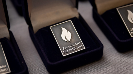 Honorowe odznaczenie "Zawołani po imieniu". Fot. Wikipedia. 