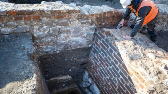 Badania archeologiczne w kompleksie św. Ducha. Toruń, 18.10.2024. Fot. PAP/T. Żmijewski