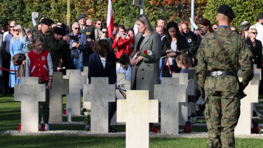 Obchody 80. rocznicy wyzwolenia Bredy. Uroczystości na Polskim Honorowym Cmentarzu Wojskowym Ettensebaan w Bredzie. Fot. PAP/A. Zawada