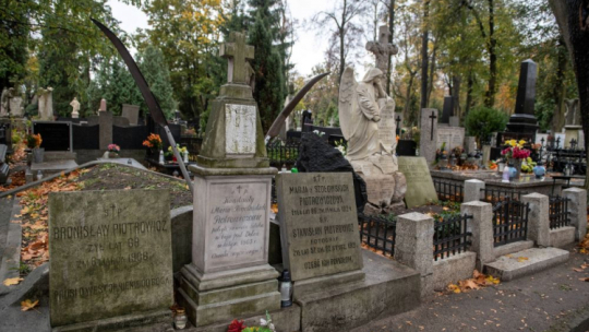 Cmentarz Stary w Łodzi. Fot. PAP/G. Michałowski
