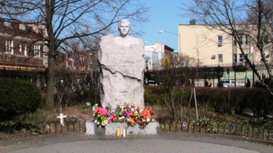 Pomnik ks. Popiełuszki w Nowym Jorku. Fot. Wikipedia.