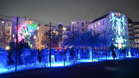 Akcja kinomural na Przedmieściu Odrzańskim. Wrocław, 19.10.2024. Fot. PAP/M. Kulczyński