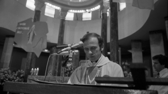 Ksiądz Jerzy Popiełuszko podczas mszy świętej za Ojczyznę w kościele pw. św. Stanisława Kostki na warszawskim Żoliborzu.  29.05.1983. Fot. PAP/G. Rogiński