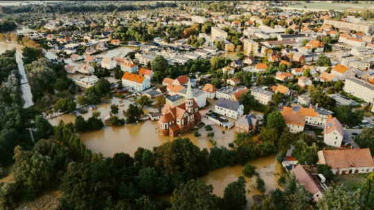 Zalane tereny w Lewinie Brzeskim w woj. opolskim. Na skutek wylania Nysy Kłodzkiej miejscowość została niemal całkowicie przykryta wodą. 20.09.2024. Fot. PAP/A. Rudiak
