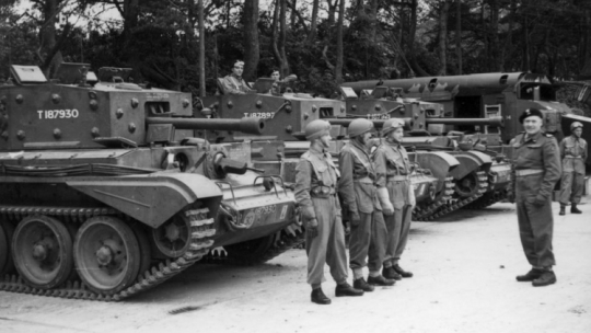 1 Dywizja Pancerna - ćwiczenia przed inwazją na kontynent. Odprawa dowódców. Z prawej generał Stanisław Maczek. Widoczne czołgi Cromwell VII szwadronu sztabowego. 07.1944. Fot. NAC