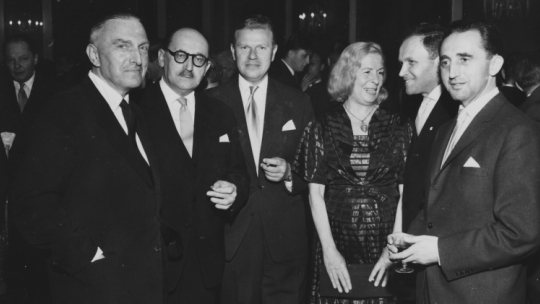 Poeta, prozaik i eseista, krytyk literacki, tłumacz i scenarzysta filmowy Anatol Stern (L), pisarz, prozaik, satyryk, publicysta i dziennikarz Stefan Wiechecki (2L) oraz tłumaczka, autorka książek dla dzieci i scenarzystka, prywatnie żona Anatola, Alicja Stern (4L) na przyjęciu w ambasadzie Izraela. Warszawa, lata 50. PAP