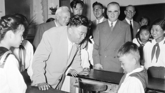 Dyktator Korei Północnej Kim Ir Sen pomiędzy 2 a 7 lipca 1956 r. po raz pierwszy przyjechał z wizytą do PRL. Odwiedził koreańskie dzieci, osierocone w czasie wojny koreańskiej, przebywające w Państwowym Ośrodku Wychowawczym w Świdrze koło Warszawy. Fot. PAP/J. Baranowski