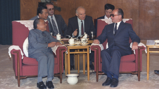 Pekin 28.09.1986. Spotkanie Wojciecha Jaruzelskiego z Deng Xiaopingiem w gmachu Ogólnochińskiego Zgromadzenia Przedstawicieli Ludowych. Fot. PAP/J. Morek 