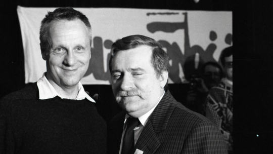 Po zebraniu Komitetu Obywatelskiego Solidarność w Sali BHP na terenie Stoczni Gdańskiej im. Lenina w 1989 r. Stefan Niesiołowski (L) i Lech Wałęsa. PAP/Jerzy Kośnik