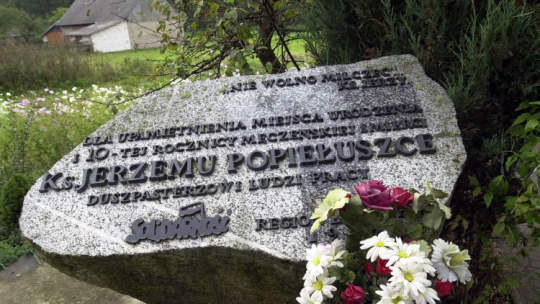 Obelisk w Okopach upamiętniający miejsce urodzenia księdza Jerzego oraz 20 rocznicę jego męczeńskiej śmierci ufundowany przez Solidarność. PAP/Leon Stankiewicz