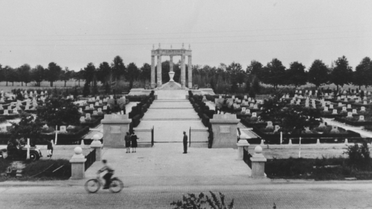 Cmentarz żołnierzy Armii Czerwonej poległych podczas walk o Wrocław, 1946 r. CAF/Polpress