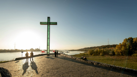 Krzyż upamiętniający bł. ks. Jerzego Popiełuszkę na włocławskiej tamie. Fot. PAP/T. Żmijewski