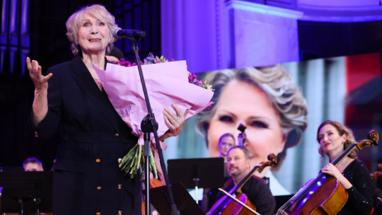 Piosenkarka Irena Santor (L) odebrała nagrodę honorową podczas uroczystej gali nagrody Koryfeusz Muzyki Polskiej 2023 w Filharmonii Narodowej w Warszawie. PAP/Leszek Szymański