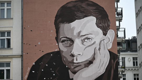 Zbigniew Herbert na muralu przy ul. Tamka w Warszawie, fot. PAP/R. Pietruszka