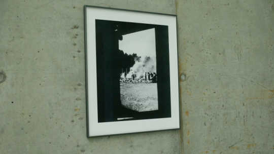 Kopia zdjęcia zrobionego potajemnie przez więźnia Sonderkommando na terenie Birkenau, fot. PAP/J. Praszkiewicz
