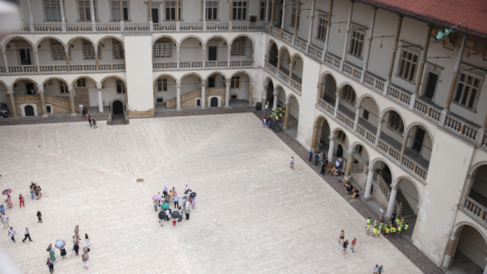 Dziedziniec arkadowy na Zamku na Wawelu. Fot. PAP/Ł. Gągulski 